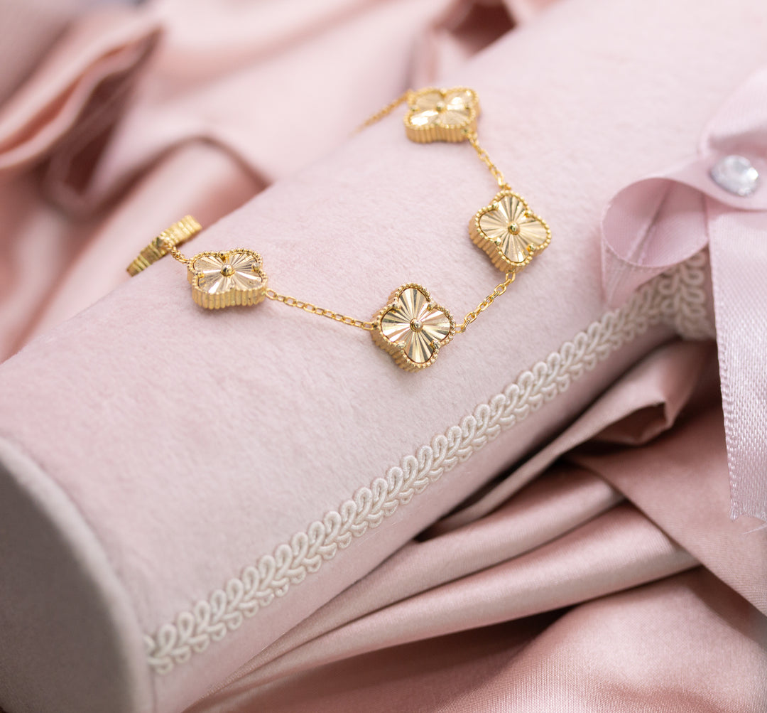 Lucky Four Leaf Clover Textured Bracelet In Gold Plated